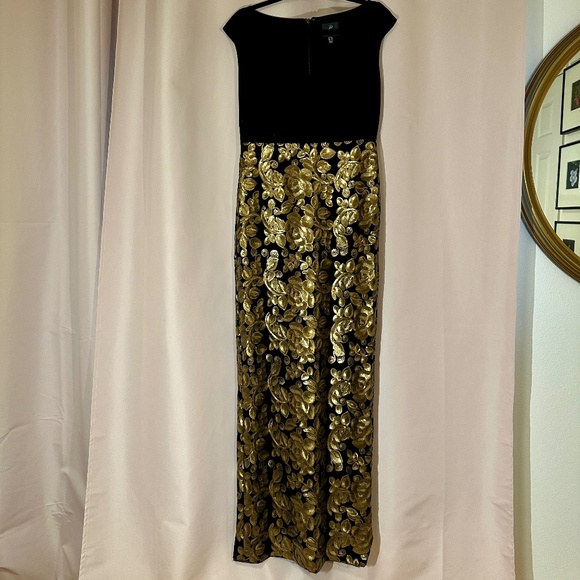 Elegant floor legth Adrianna Papell gown - Picture 1 of 7